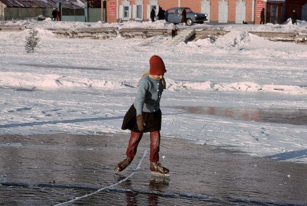 1966. Листвянка, Сибирь, Россия - Катание на коньках по замерзшему льду Байкала.<br />1966, Listvyanka, Siberia, Russia, USSR --- Skating on Frozen Lake Baikal --- Image by © Dean Conger/CORBIS