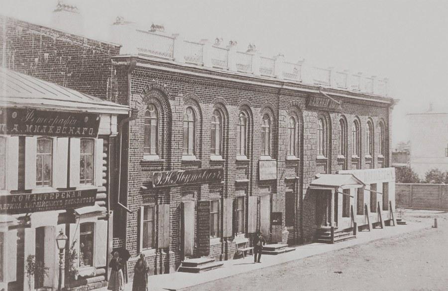 1.	Дома Гуляева на Большой улице (четная сторона) №22 в квартале между 4-й и 5-й Солдатскими улицами.  Фото П. А. Милевского. До декабря 1891 г. Собрание ИОКМ. Из собрания Р.Г. Берестенева. Слева - деревянный дом, в котором в 1884-1891 гг находилось фотоателье П.А. Милевского. Справа, в каменном доме на 1-м этаже, в 1884-1896 гг был Салон готовой одежды и тканей Р.Г. Рафильзона