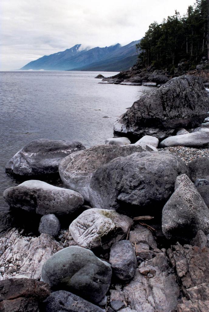 Валуны в устье р. Ледяная (северо-западный берег).