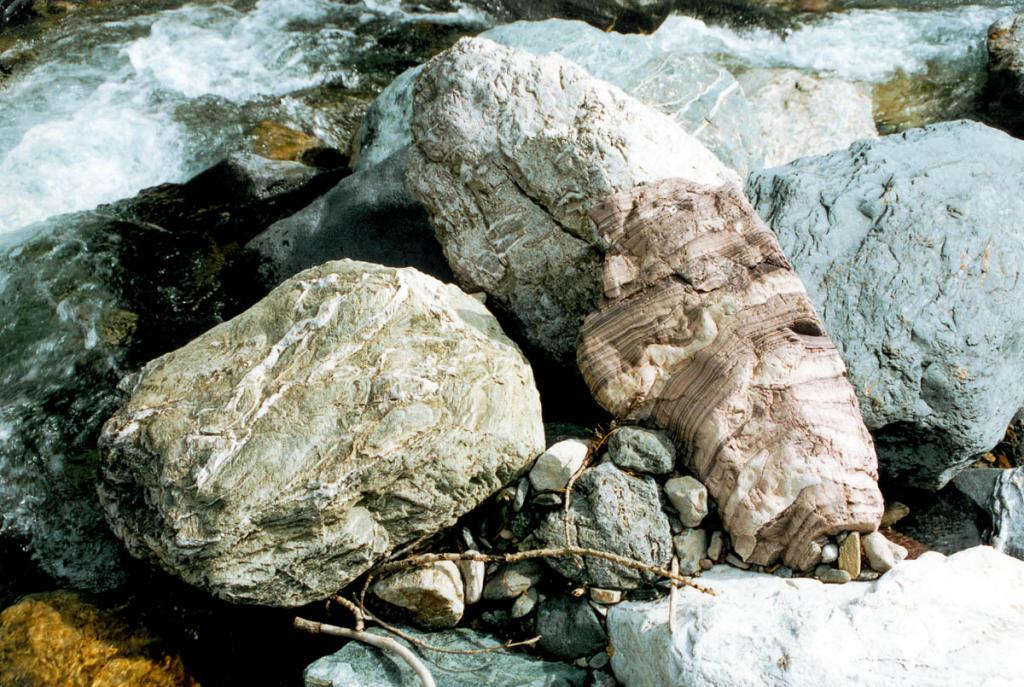 Камни на берегу речки Риты (Байкальский хребет).