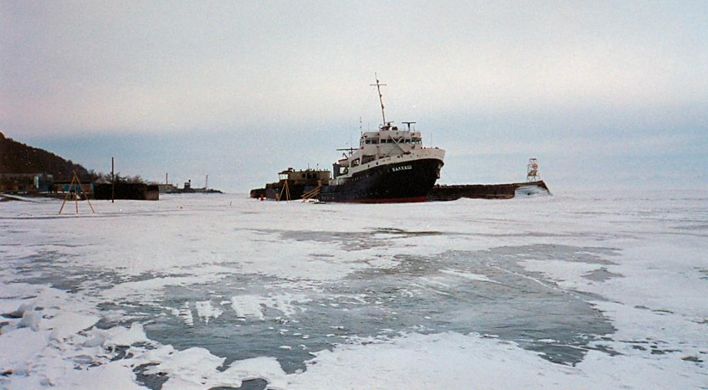 Байкал. Вмерзшее судно на озере