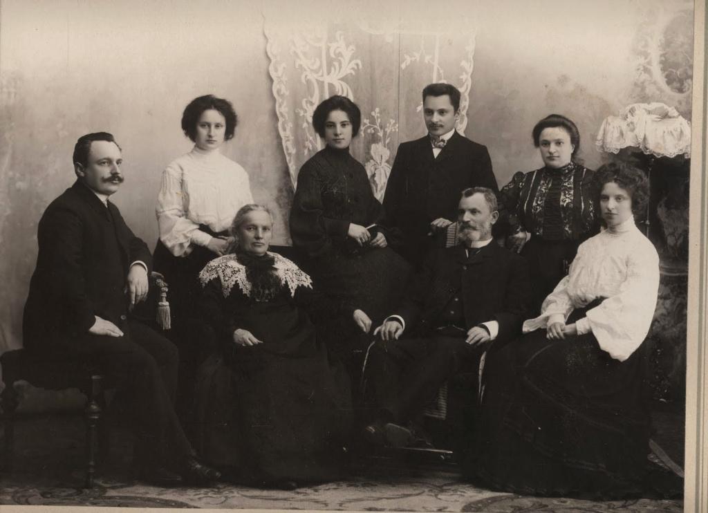 1904.07.  Семья Рафильзон. Из семейного архива Домбровских