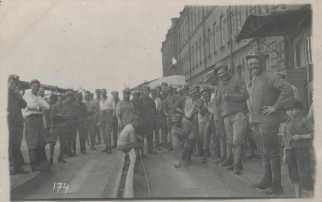 Игра в боулинг.Иркутск 1919