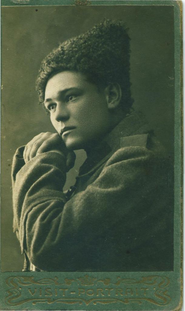 На память дядюшке (неразборчиво) от казака Демитрия. 1917
