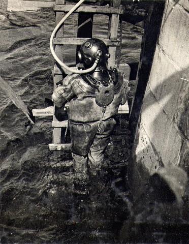 Водолаз спускается под воду для осмотра. Ноябрь 1934г.