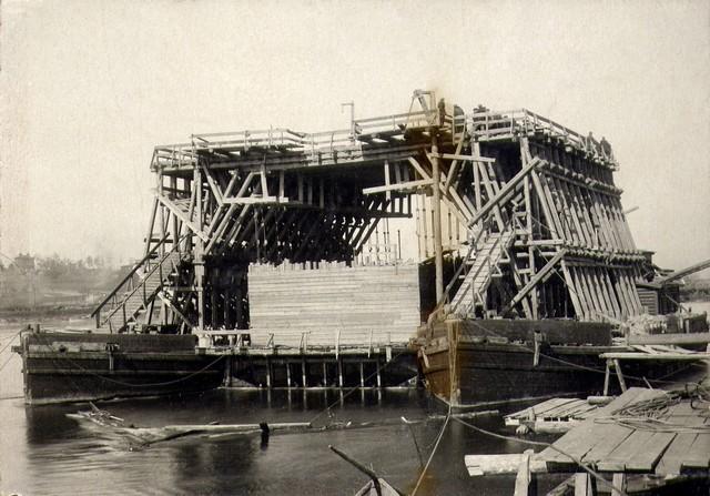 Плавучий кран для опускания на цепах кессона №3. 30 сентября 1933 г.