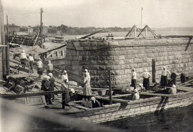 У опоры №1. Разгрузка щебня из баржи. Август 1934г.