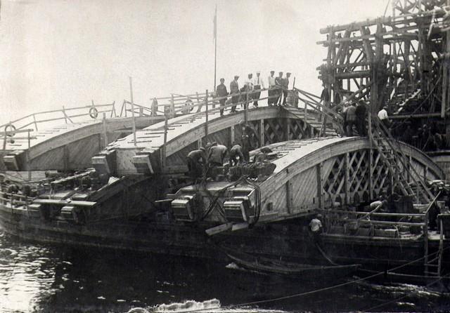 Дощатые кружала привезены в пролет на барже. Июль 1935г.