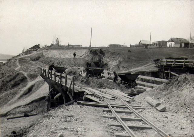 В карьере «Лисиха» Земля выгружается из вагонетки в бункер. Май 1936г.