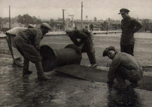 Укладка полотна для изоляции проезжей части. Август 1936г.