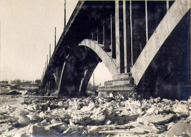 Вид на речную часть моста в период рекостава. Январь 1937 г.