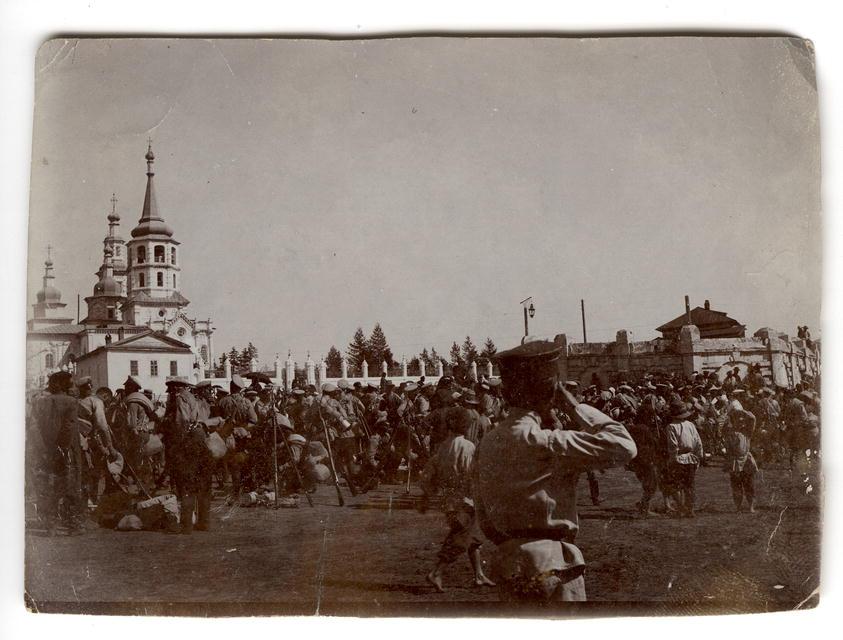 Солдаты у Крестовоздвиженской церкви