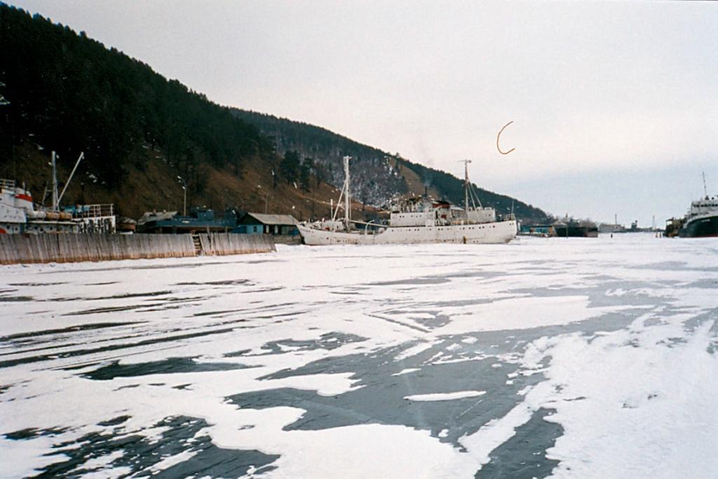 Байкал. Озеро, скованное льдом