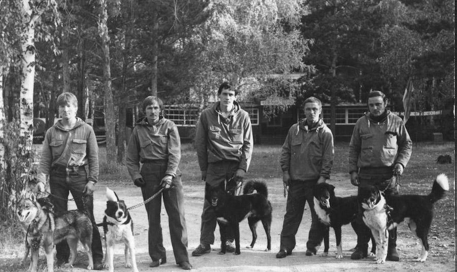 Вольерный кабан Иркутского питомника лаек. Жил в питомнике с 1986 г. по июнь 1991 годаРабота лайки по вольерному кабану, май 1991 годаЭксперт Кружков Н.А. наблюдает с вышки за работой лаек по вольерному кабану. Май 1991 годаКоманда Иркутского питомника лаек на республиканских состязаниях лаек по пушному зверю зоны Сибири и Дальнего Востока в г. Новосибирске в сентябре 1984 года. Слева направо: ст. егерь Фомин А.А. с Дымком 1095/лвс, из-за спины которого выглядывает голова Гайды 1094/лвс; ст. егерь Духов В.