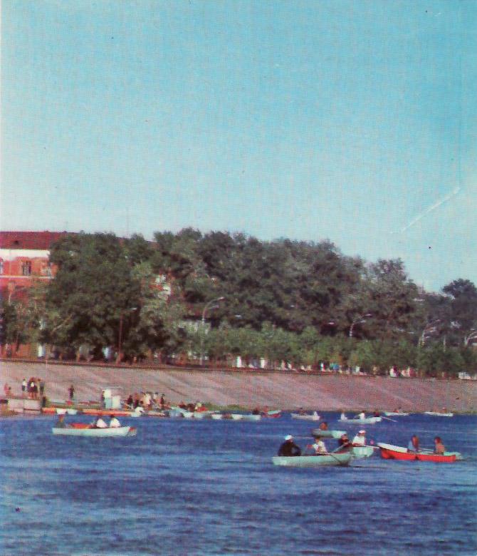 Иркутск. Набережная Ангары - место отдыха иркутян. 1975 год
