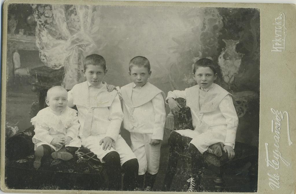 1908 ок. Левенсон Любовь Абрамовна с братьями Иосифом (слева) и Соломоном. Из семейного архива Е.В. Чернохвостовой-Левенсон.