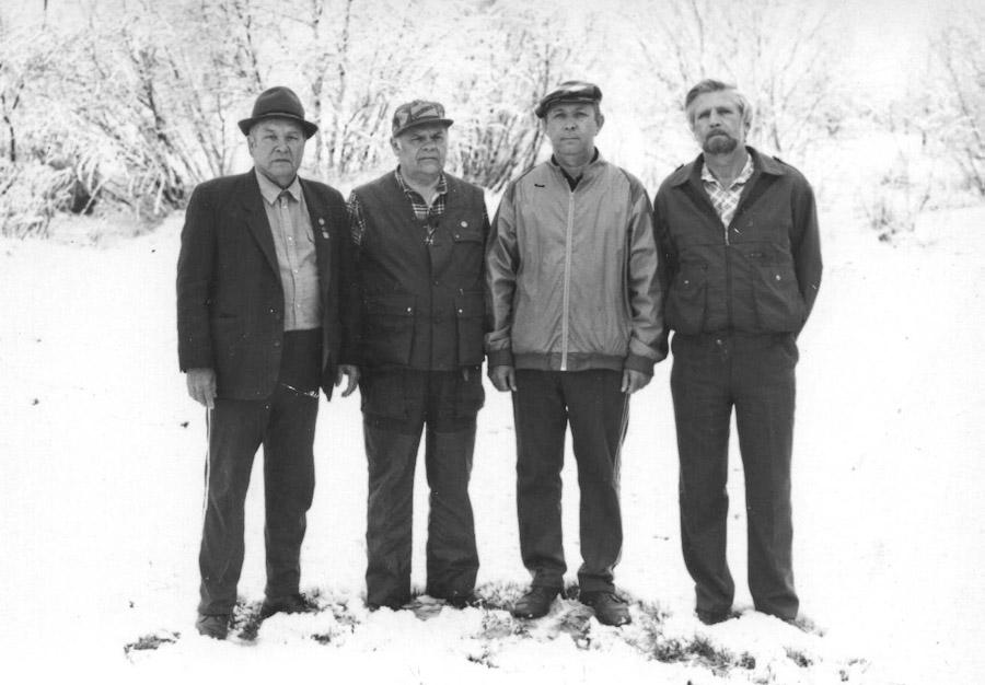 Эксперты на II-ой выставке лаек Иркутского питомника. Слева направо: Максимов А.Г. (Чебоксары), Перельмитер И.Д. (Москва), Кружков Н.А. (Иркутск), Обревко С.М. (Иркутск). 22 мая 1991 г. Выставка закончилась и выпал снег ...