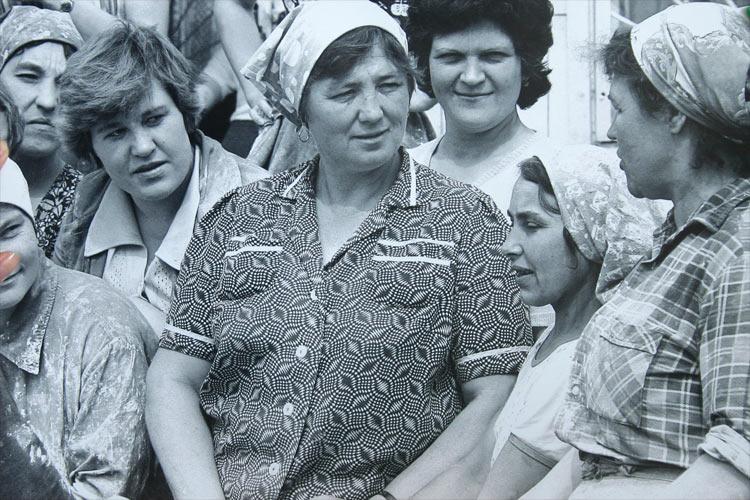 Лучшая бригада отделочников Костенко Г.В. (в центре Галина Васильевна Костенко), 1982 год. Фотография предоставлена музеем истории города Саянска