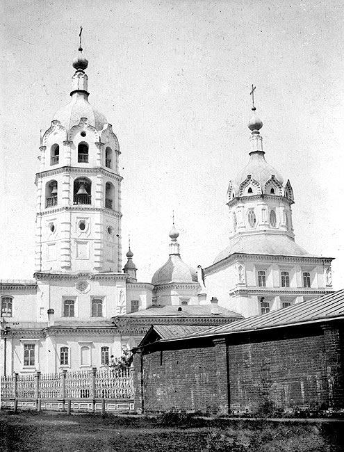 Чудотворская церковь построена в 1703 сначала деревянной, в 1744-1748 строилась каменная и освящен один престол, к 1754 освящены еще два престола. Чудотворская церковь воздвигнута на средства иркутского купца М. И. Глазунова, она стояла на углу Набережной и Чудотворской улиц. На месте разрушенной Чудотворской церкови в 1930-х построен 3-х этажный каменный жилой дом.