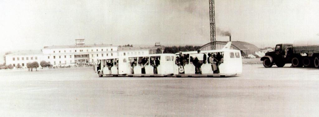 Доставка пассажиров на автопоезде. 60-е годы