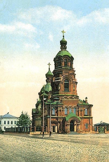 Благовещенская церковь строилась, в отличие от многих других иркутских храмов XVIII века, сразу в камне. Построена в стиле классицизма. Освящена в 1785 г. В пожаре 1879 пострадала настолько, что ее пришлось почти полностью перестраивать. Деньги на воссоздание храма пожертвованы богатыми прихожанами И. С. Котельниковым, С. И. Тельных и А. Ф. Дунаевым. Возведенную в русско-византийском стиле церковь освятили в 1891. После закрытия церкви на ее территории был устроен стадион, а в самом храме – спортивный зал.