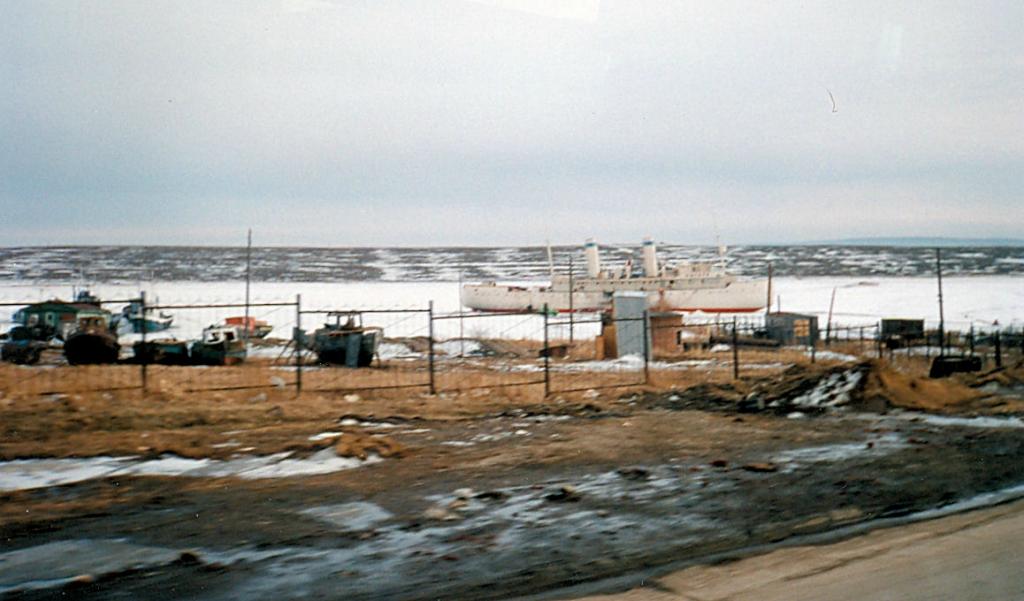 Иркутск. Корабль на приколе в микрорайоне Солнечный