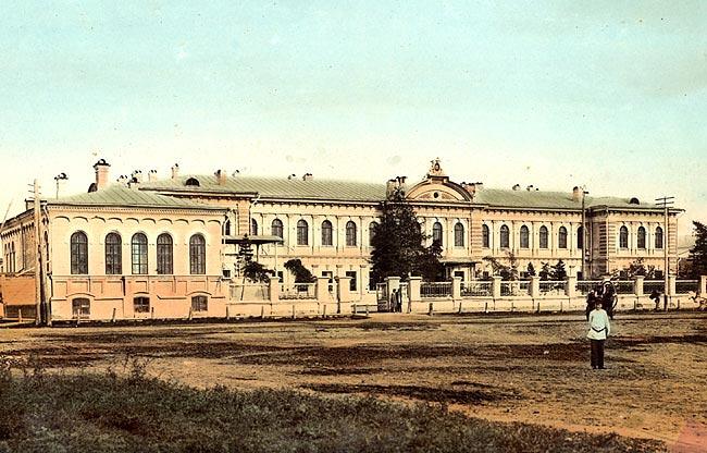 Промышленное училище. В 1874 г. в Иркутске было учреждено и открылось Техническое училище, относившееся к разряду средних учебных заведений, которое готовило квалифицированных рабочих и средний технический персонал для приисков и фабрик. В 1890 г. оно было преобразовано в Промышленное училище. Здание на Тихвинской площади построено в 1882-1884 гг. на средства частных жертвователей – В. П. Сукачева и А. Н. Портновой – и денег, отпущенных из государственного казначейства.