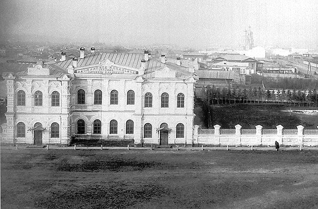 Кладищевское училище. Является примером вклада иркутского купечества в дело народного образования. Собственное здание построено и оборудовано на средства А. М. Кладищевой, дочери иркутского купца-мецената М. А. Сибирякова. Обучение в нем было бесплатным. Считалось одним из лучших в городе по подбору преподавателей, имело хорошую библиотеку и разнообразные наглядные пособия. Комплекс училища на углу улиц Большой (К. Маркса) и Мяснорядской (Франк-Каменецкого) включал учебное здание, службы, обширный сад для