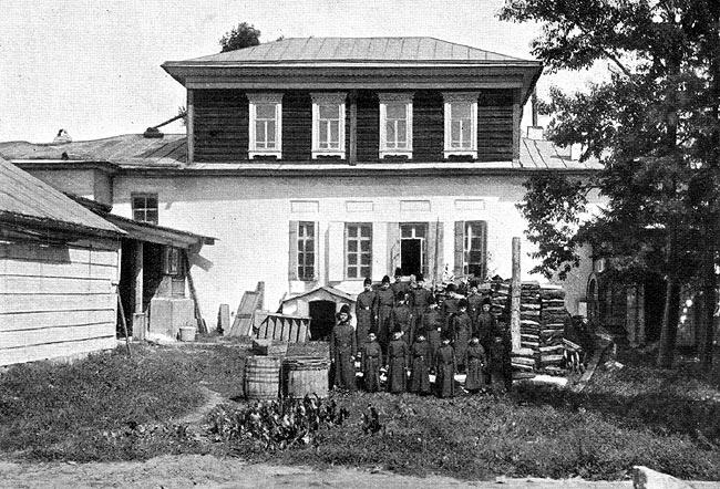 Церковно-приходская школа в Вознесенском монастыре. Иркутский Вознесенский монастырь являлся одним из первых очагов просвещения в Сибири. В его стенах работали мунгальская и Славяно-Русская школы в XVIII в., школа для обучения крестьянских детей грамоте в 1839 – 1876 гг., миссионерское училище в самом конце XIX в. В 1900 – 1920 гг. здесь действовала церковно-приходская начальная школа грамоты, в которую принимали в основном сирот.