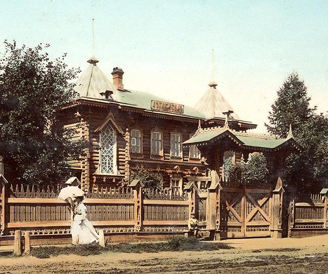 Училище «Детский сад». Училище было открыто в 1869 г. по инициативе М. Г. Тюменцевой, которая много лет была его начальницей и педагогом. В этом красивом здании на Амурской (Ленина) улице, построенном по проекту архитектора Г. В. Розена, училище располагалось с 1882 по 1920 г.