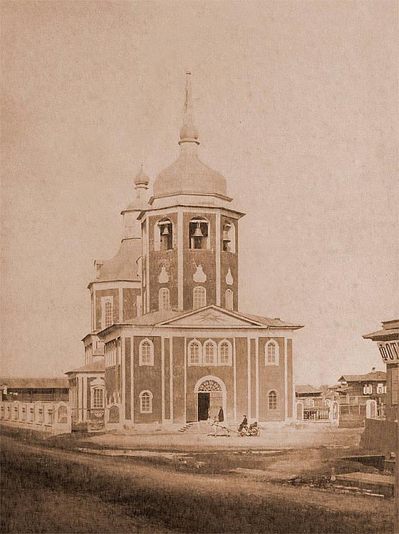 Благовещенская церковь на Большой улице. Фото А. К. Гофмана. 1862. Собрание НБ ИГУ. Справа видна вывеска фотосалона А. К. Гофмана