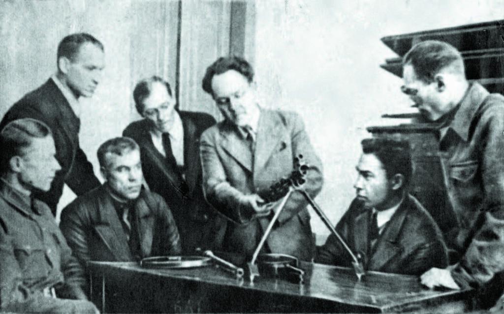 Преподаватели иркутского вуза за разборкой пулемёта. 1943 год
