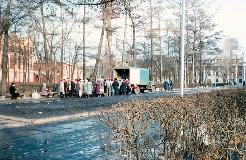 Иркутск. Очереди на яблоками