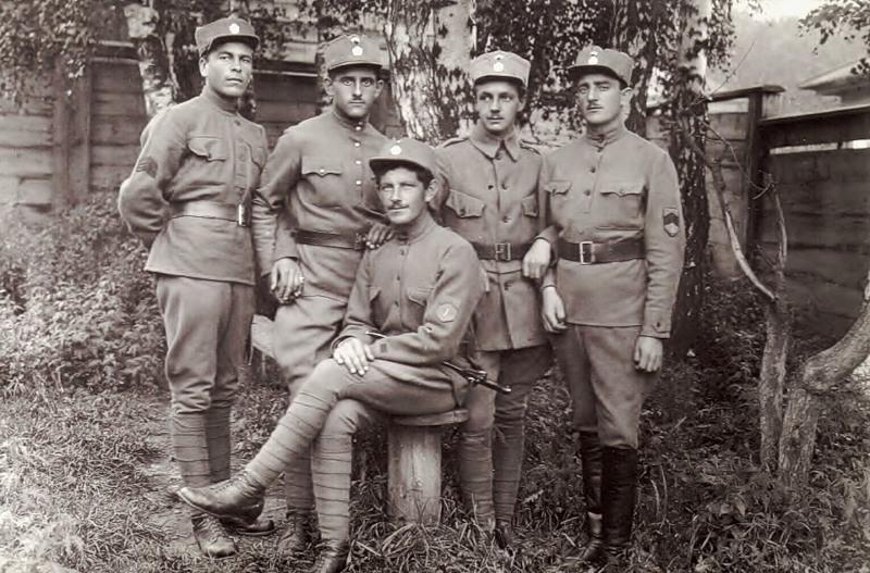 Группа чехословацких легионеров в новой униформе (Иркутск, 10.12.1919 год)
