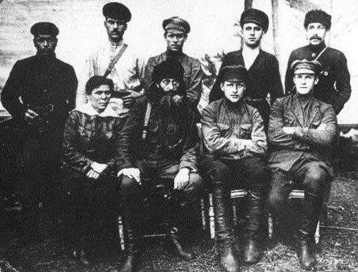 «Дедушка» (нижний ряд, в центре) среди своих партизан-анархистов