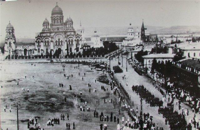 Чехи на Тихвинской площади.