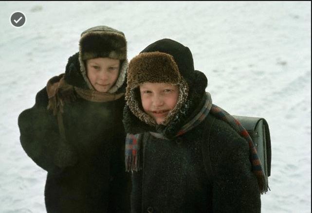 1966. Иркутск, Россиия, СССР - Два школьника по дороге домой в снег  - Дин Конгер<br />1966, Irkutsk, Russia, USSR --- Pair of Schoolboys Travelling Home Through Snow --- Image by © Dean Conger/CORBIS