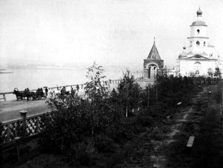 Набережная Ангары. Иркутск. Начало XX в. Слева - триумфальная арка, построенная в честь приезда наследника цесаревича Николая в Иркутск в 1891 г. Справа - собор Богоявления. В этом месте в 1661 г. был построен Иркутский острог. Автор неизвестен. Из коллекции Игоря Булыгина (Иркутск)