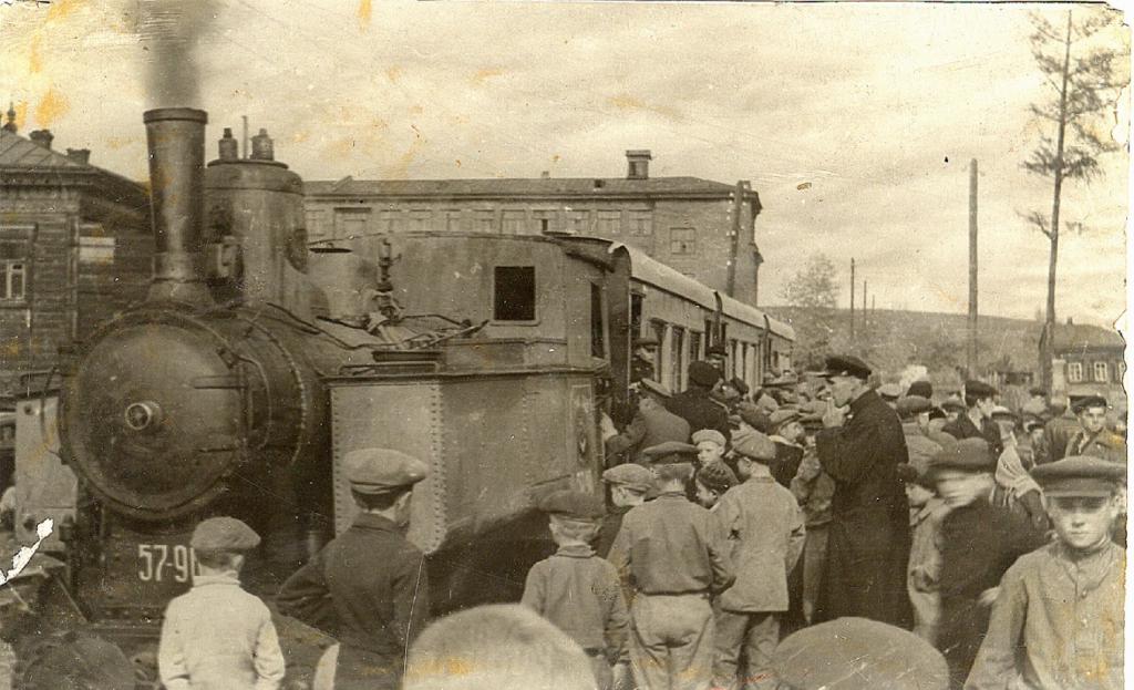 Отправление поезда с Малой Восточно-Сибирской дороги, 1939 год. Узкоколейный паровоз &quot;Компаунд&quot; привезли из Киева. Вагоны предоставили Иркутское и Слюдянское депо
