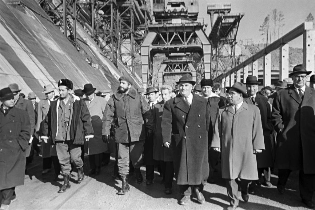 На строительстве Братской ГЭС. Фото Владимира Савостьянова /Фотохроника ТАСС/