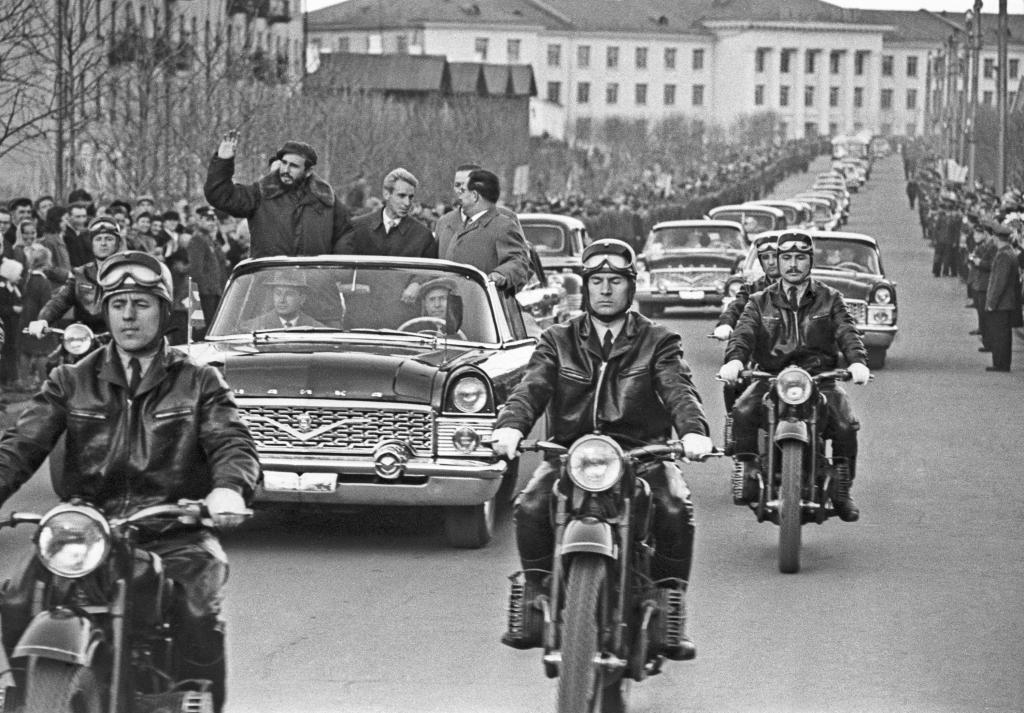 Фидель Кастро приветствует жителей города. Фото М.Минеева . Фотохроника ТАСС