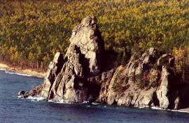 Скала мыса Малая Колокольня, закрывающая Песчаную с юга, - одна из самых красивых на Байкале. Снимок сделан с вершины мыса Большая Колокольня.