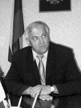 Мэр Мамско-Чуйского района сам много лет работал "под горой", как здесь говорят про себя горняки, поэтому уверен, что район будет жить... но по вахтовому методу.