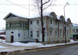 Здание представляет собой каменный особняк с антресольным этажом в дворовой части и эксплуатируемым чердаком
