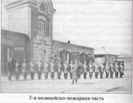 На фото: иркутские пожарные на своём ежегодном празднике 30 августа возле главной городской каланчи при III пожарно-полицейской части.