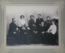 Семья Рафильзон. Осень. 1904. Из личного архива семьи Рафильзон.Мужчина, сидящий в кресле - Рафаил Рафильзон