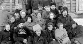 М. М. Школьник в группе эсеров в Акатуе. Женщины в первом ряду, слева направо: неизвестная личность, Мария Спиридонова, Александра Измайлович. Женщины во втором ряду, слева направо: Лидия Езерская, Мария Школьник, Анастасия Биценко, Ревекка Фиалка