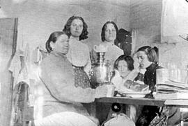 Мальцевская тюрьма. Слева направо: неизвестная личность, Р. Фиалка, А. Биценко, М. Спиридонова, М. Школьник