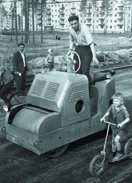 Первый асфальт в поселке Энергетик строителей Братской ГЭС