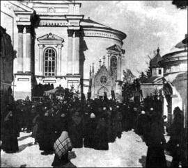 Торжественное шествие с мощами Св. Иннокентия 9-го февраля 1905 г. в день столетия со дня открытия его мощей в Вознесенском монастыре. 
Фото И. М. Портнягина
